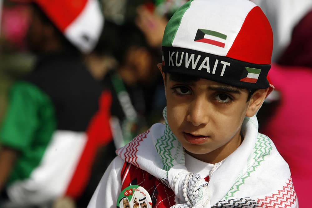 فنان العرب محمد عبده في لقطة مع الفنانة وردة الجزائرية قبيل ابتداء مهرجان "هلا فبراير" في الكويت.