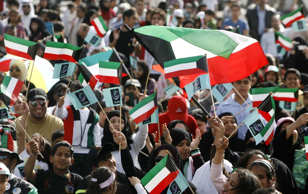 فنان العرب محمد عبده في لقطة مع الفنانة وردة الجزائرية قبيل ابتداء مهرجان "هلا فبراير" في الكويت.