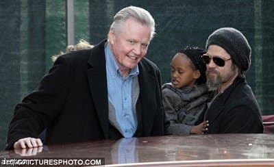 انجلينا جولي تلتقي بوالدها الممثل جون فويت بعد خلاف دام ثمانية أعوام