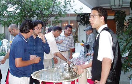 كيف دخلت حفلات الشاي الإنجليزية حياة السعوديين؟