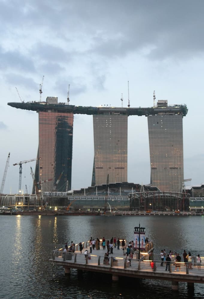 صورة مركبة لما قبل وبعد تشييد مجمعات و فنادق وأبراج في سنغافورة.