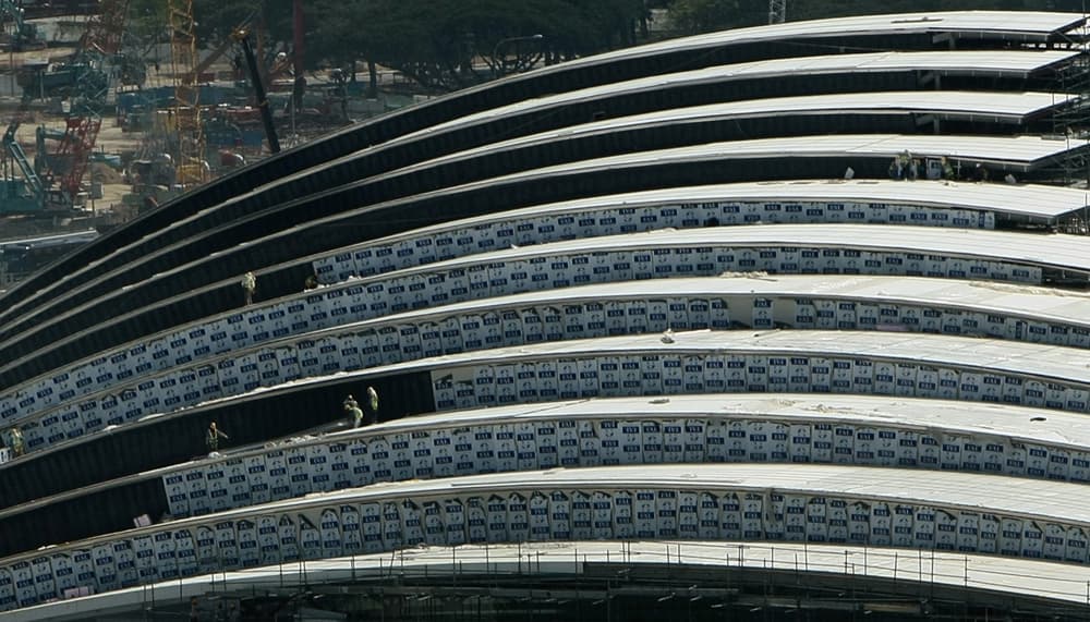 صورة مركبة لما قبل وبعد تشييد مجمعات و فنادق وأبراج في سنغافورة.