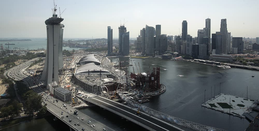 صورة مركبة لما قبل وبعد تشييد مجمعات و فنادق وأبراج في سنغافورة.