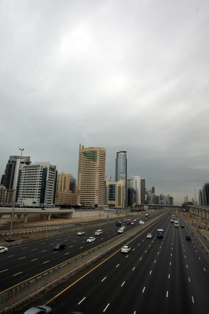 أمطار غزيرة تعرقل حركة السير في الإمارات
