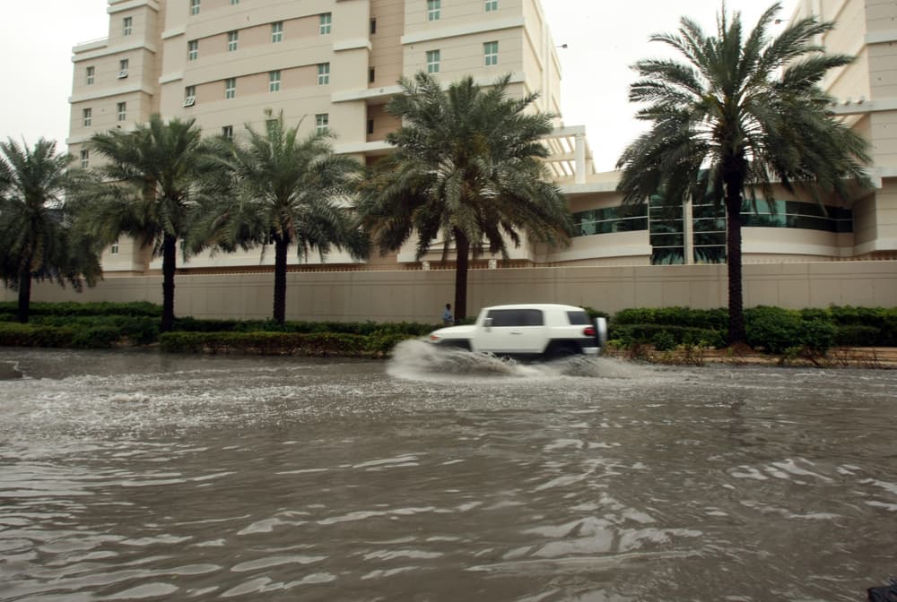 أمطار غزيرة تعرقل حركة السير في الإمارات