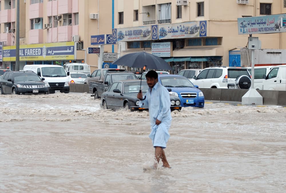 أمطار غزيرة تعرقل حركة السير في الإمارات