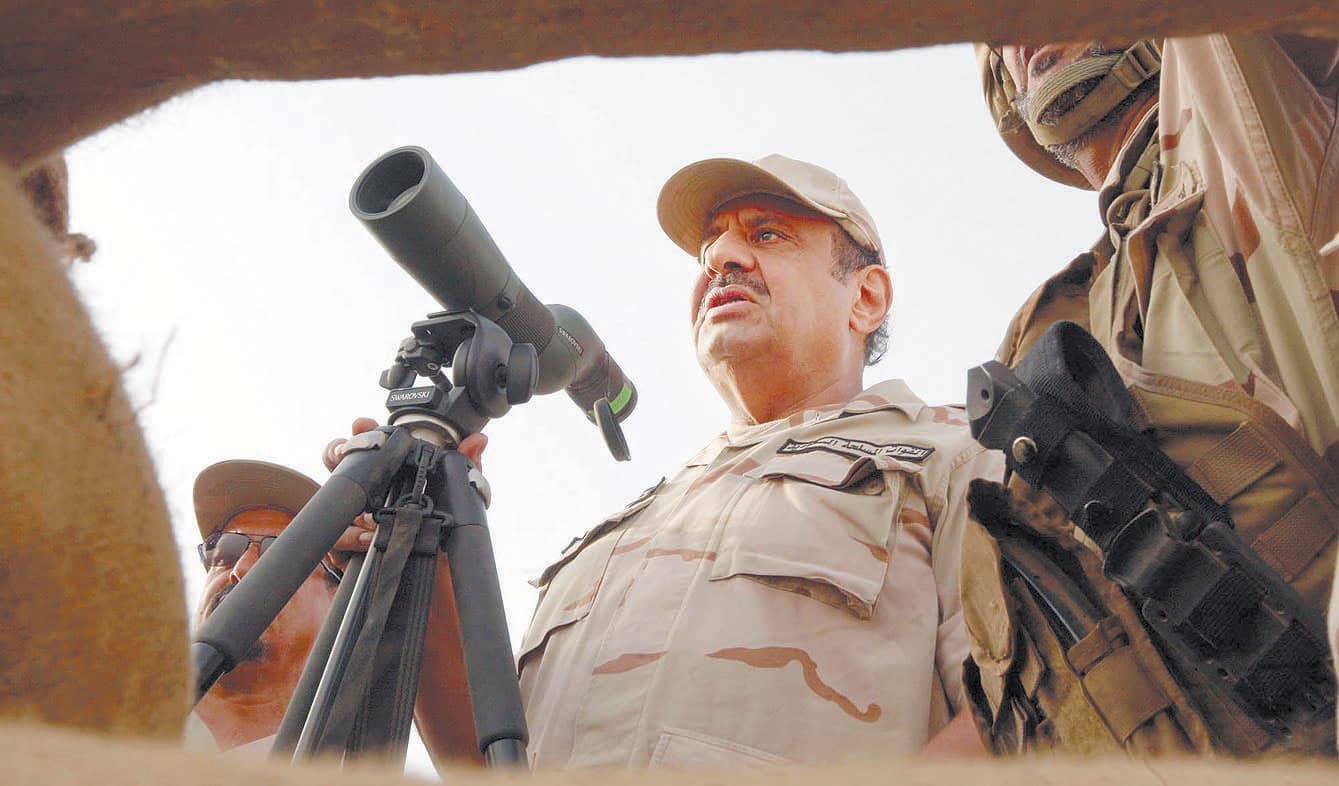 خالد بن سلطان يتفقد القوات المسلحة في الخوبة