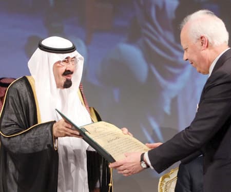 خادم الحرمين يسلم أردوغان و7 علماء جوائز الملك فيصل العالمية