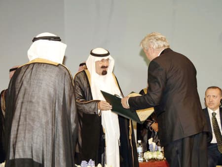 خادم الحرمين يسلم أردوغان و7 علماء جوائز الملك فيصل العالمية