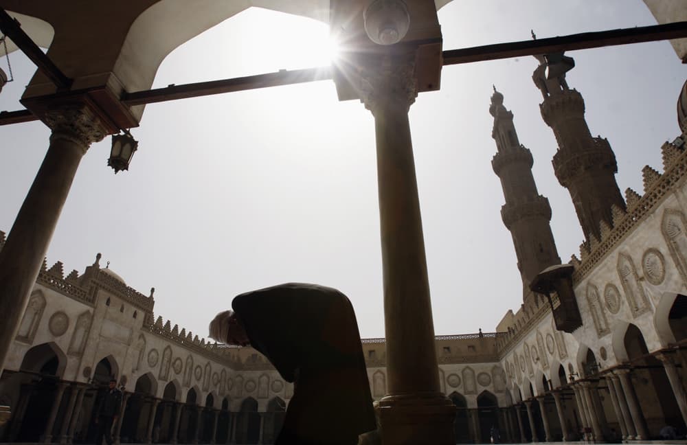 مصري يقرأ القرآن في الجامع الأزهر حيث كان الراحل محمد سيد طنطاوي يقوم بإمامة المسلمين في القاهرة.