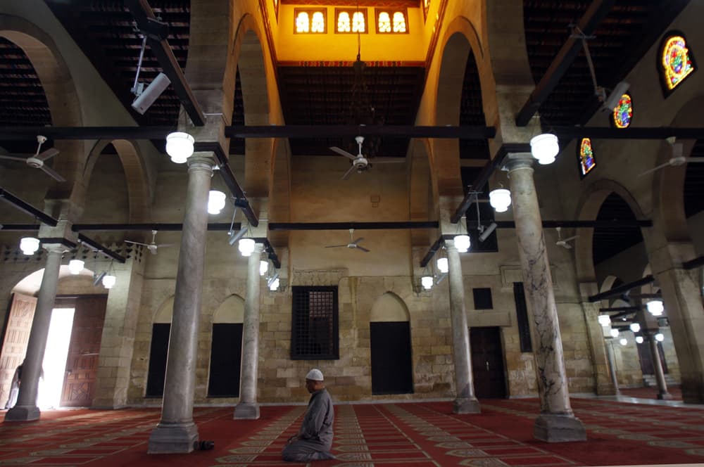 مصري يقرأ القرآن في الجامع الأزهر حيث كان الراحل محمد سيد طنطاوي يقوم بإمامة المسلمين في القاهرة.
