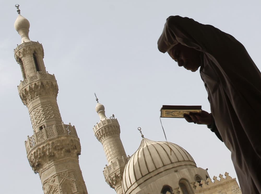 مصري يقرأ القرآن في الجامع الأزهر حيث كان الراحل محمد سيد طنطاوي يقوم بإمامة المسلمين في القاهرة.