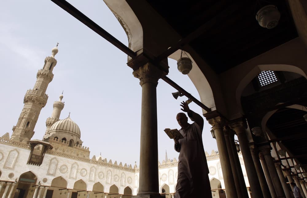 مصري يقرأ القرآن في الجامع الأزهر حيث كان الراحل محمد سيد طنطاوي يقوم بإمامة المسلمين في القاهرة.