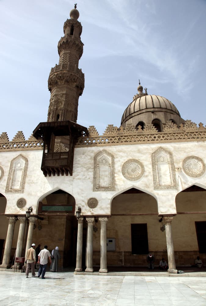 مصري يقرأ القرآن في الجامع الأزهر حيث كان الراحل محمد سيد طنطاوي يقوم بإمامة المسلمين في القاهرة.
