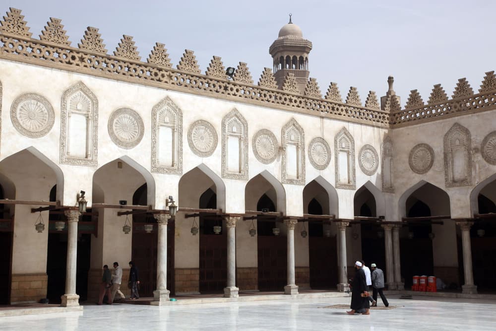 مصري يقرأ القرآن في الجامع الأزهر حيث كان الراحل محمد سيد طنطاوي يقوم بإمامة المسلمين في القاهرة.