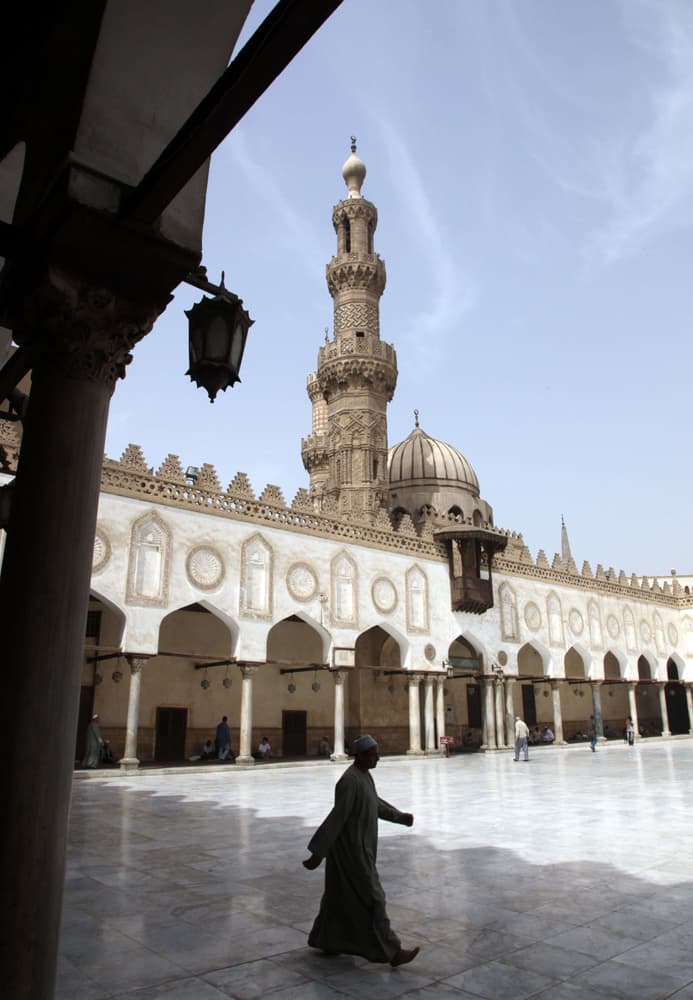 مصري يقرأ القرآن في الجامع الأزهر حيث كان الراحل محمد سيد طنطاوي يقوم بإمامة المسلمين في القاهرة.
