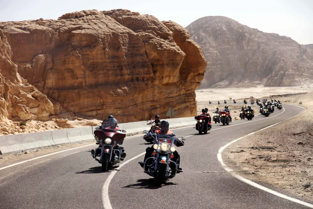 المئات من هواة دراجات هارلي ديفيدسون النارية من مختلف أنحاء الشرق الأوسط وأوروبا تجمعوا لأول مرة في شبه جزيرة سيناء المصرية في ح