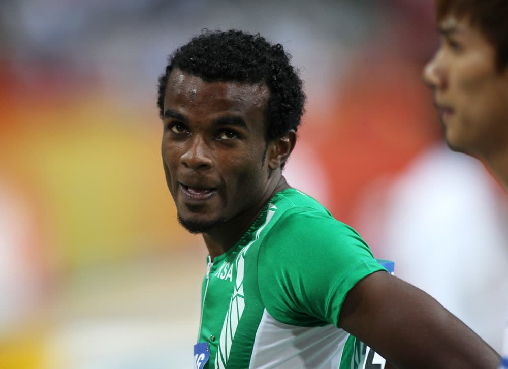 السعودي ياسر النشري ينظر إلى لوحة النتائج بعد  مشاركته في سباق 60 متر في بطولة العالم لألعاب القوى المقامة داخل اسباير في العاصم