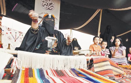 «أم شجاع» تختصر الزمن بـ «مغزل».. وتحكي الماضي لمن يجهلونه