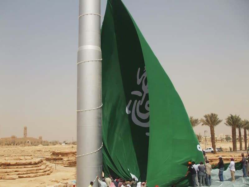 رفع أكبر علم للمملكة على  أعلى سارية في الدرعية