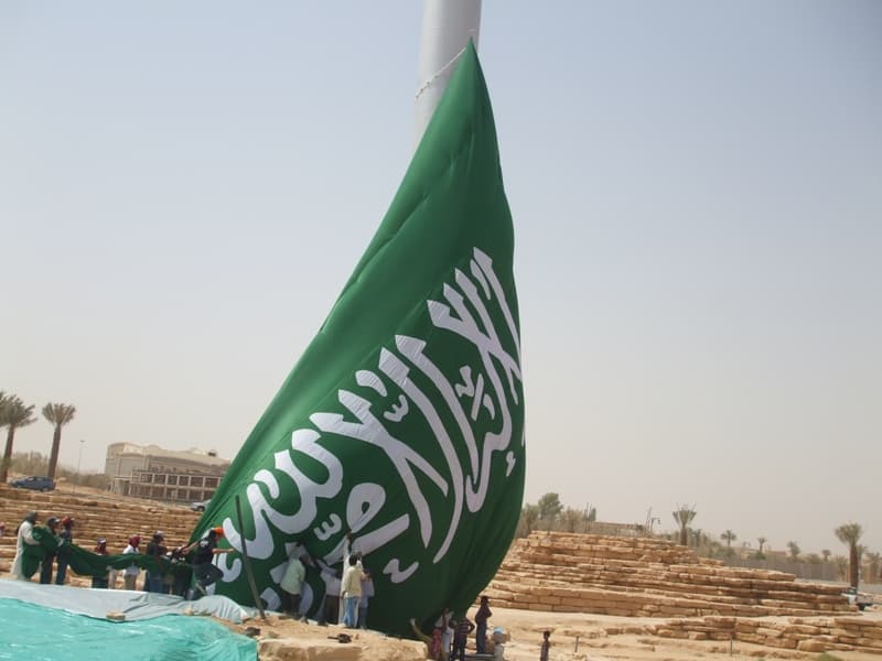 رفع أكبر علم للمملكة على  أعلى سارية في الدرعية