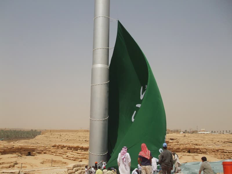 رفع أكبر علم للمملكة على  أعلى سارية في الدرعية