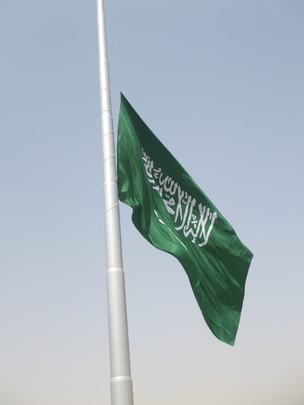 رفع أكبر علم للمملكة على  أعلى سارية في الدرعية