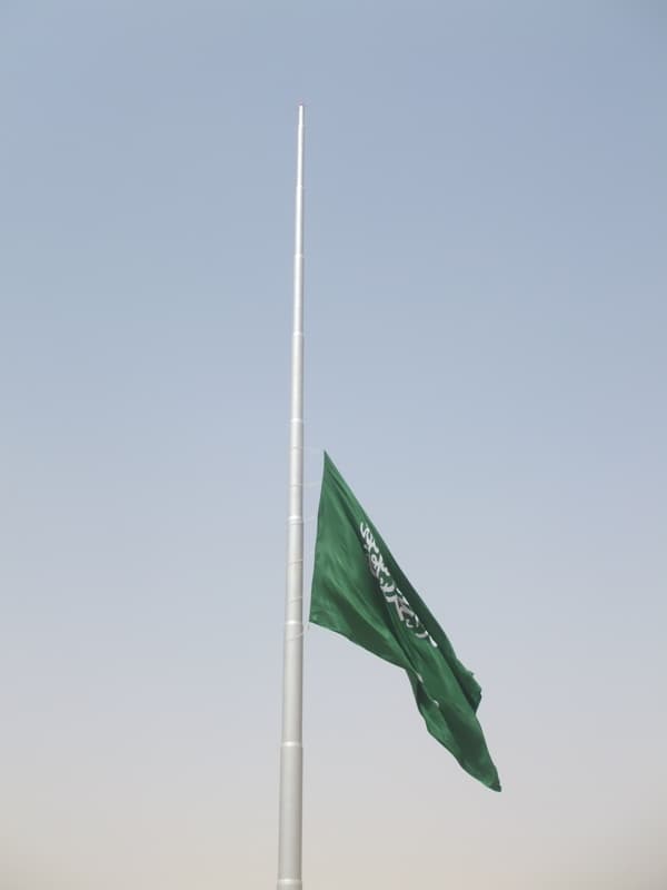 رفع أكبر علم للمملكة على  أعلى سارية في الدرعية