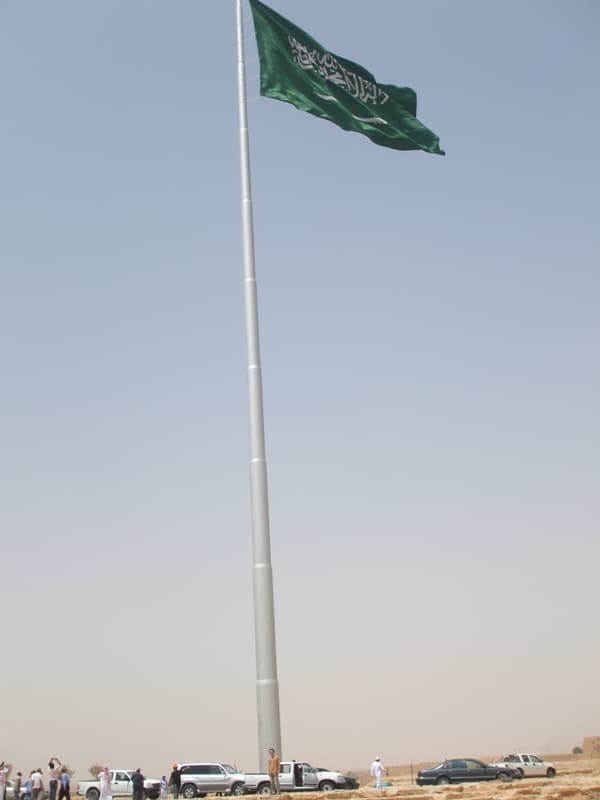 رفع أكبر علم للمملكة على  أعلى سارية في الدرعية