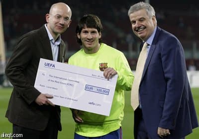 الساحر ميسي يواصل تألقه ويقود برشلونة لدور الثمانية في دوري الأبطال