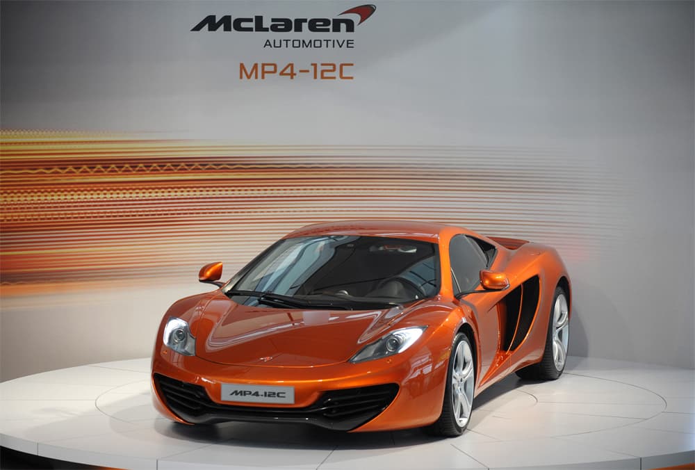 فريق مكلارين للسيارات يكشف النقاب عن السيارة الجديدة MP4 - 12C في مركز مكلارين التكنولوجي في ووكينغ  جنوب انجلترا.