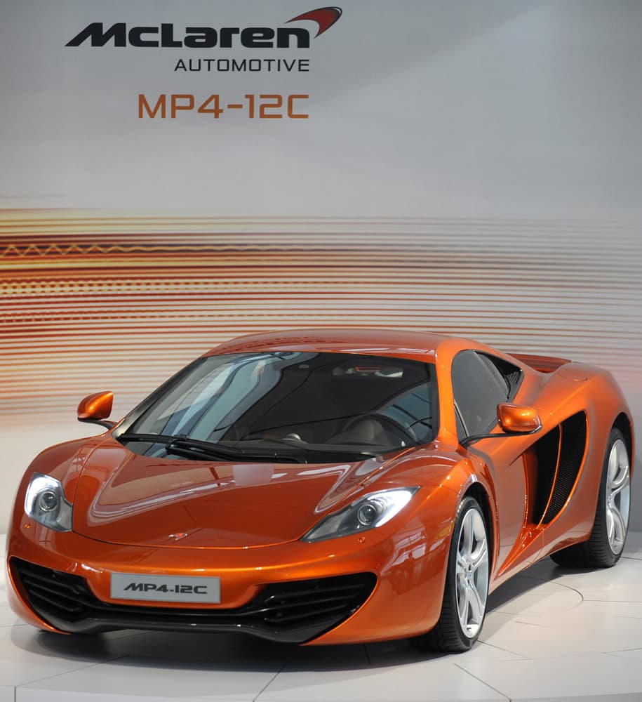 فريق مكلارين للسيارات يكشف النقاب عن السيارة الجديدة MP4 - 12C في مركز مكلارين التكنولوجي في ووكينغ  جنوب انجلترا.