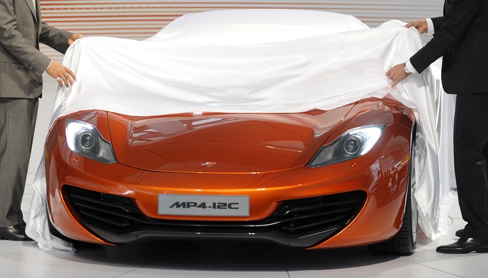 فريق مكلارين للسيارات يكشف النقاب عن السيارة الجديدة MP4 - 12C في مركز مكلارين التكنولوجي في ووكينغ  جنوب انجلترا.