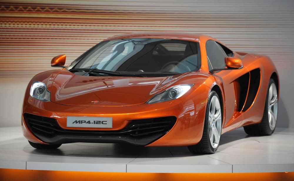 فريق مكلارين للسيارات يكشف النقاب عن السيارة الجديدة MP4 - 12C في مركز مكلارين التكنولوجي في ووكينغ  جنوب انجلترا.