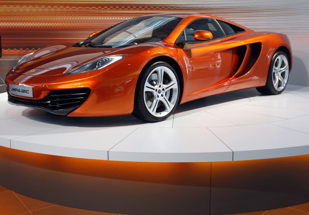 فريق مكلارين للسيارات يكشف النقاب عن السيارة الجديدة MP4 - 12C في مركز مكلارين التكنولوجي في ووكينغ  جنوب انجلترا.