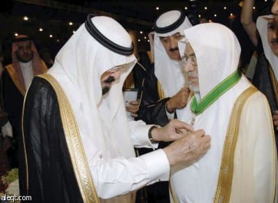 الملك يتوج ريادة ابن إدريس شعراً وأدباً بوشاح الملك عبد العزيز