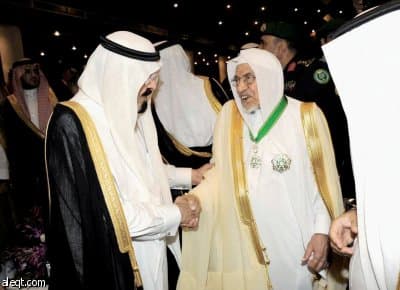 الملك يتوج ريادة ابن إدريس شعراً وأدباً بوشاح الملك عبد العزيز
