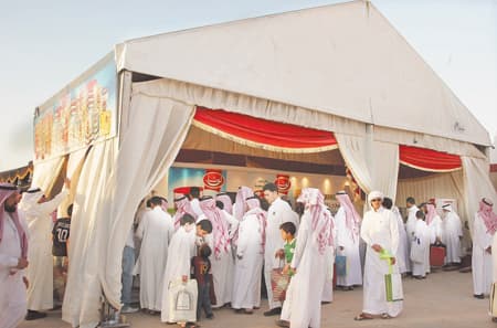 الأمير متعب بن عبد الله يقيم حفل غداء تكريما لضيوف الجنادرية