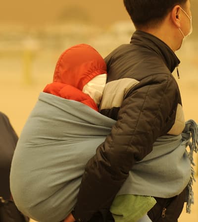 عاصفة رملية تجتاح الصين وتغطيها بغبار أصفر