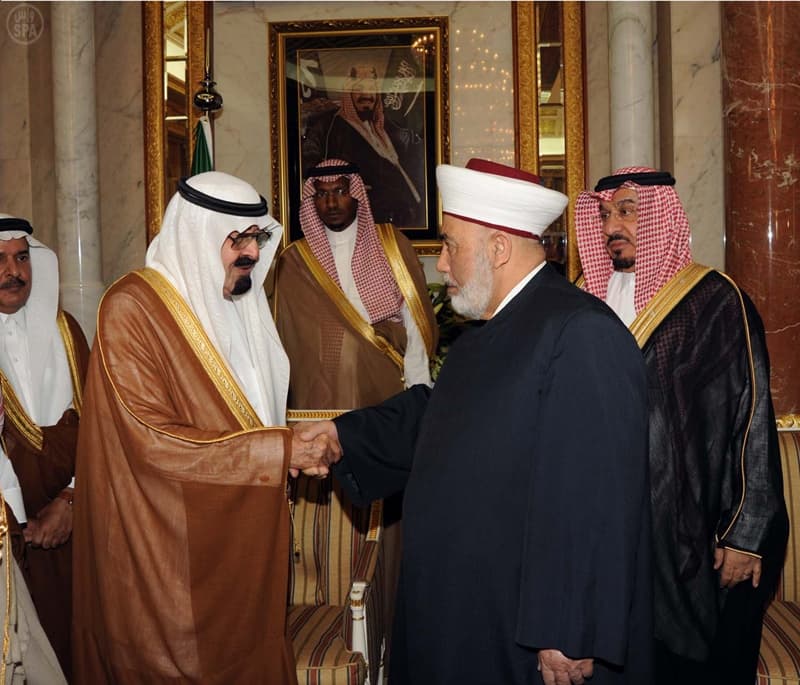 الملك يستقبل العلماء والمفكرين ورجال الإعلام