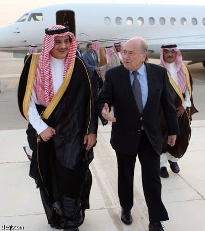 بلاتر يصل الرياض لدعم بقائه على رأس الفيفا