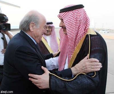 بلاتر يصل الرياض لدعم بقائه على رأس الفيفا
