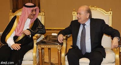 بلاتر يصل الرياض لدعم بقائه على رأس الفيفا