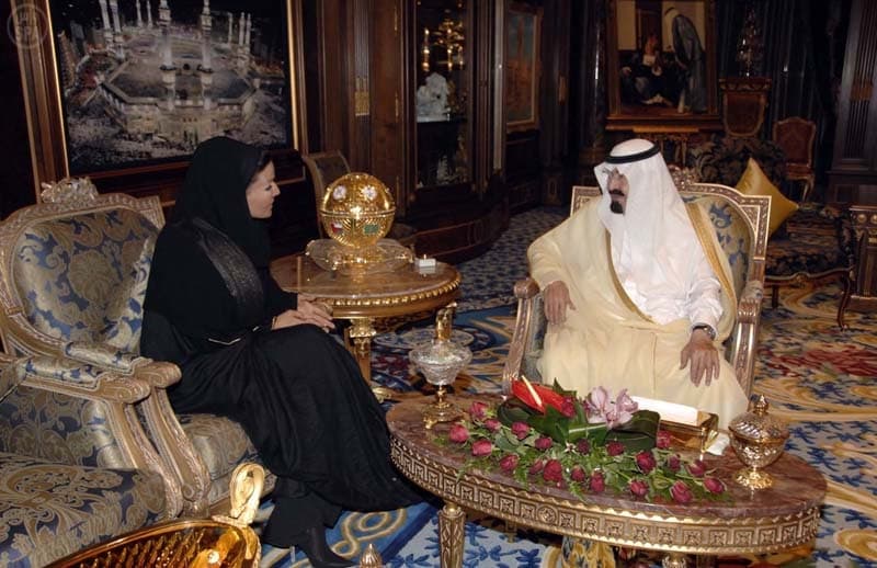 خادم الحرمين الشريفين يستقبل الشيخة موزة المسند