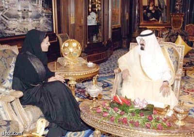 خادم الحرمين يستقبل الشيخة موزة المسند حرم أمير قطر