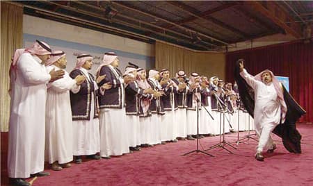 الشيلات والدحة تشعلان القرية التراثية بلوحات وطنية ضد الإرهاب