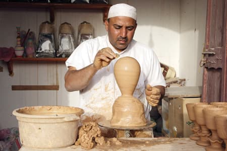 الشيلات والدحة تشعلان القرية التراثية بلوحات وطنية ضد الإرهاب