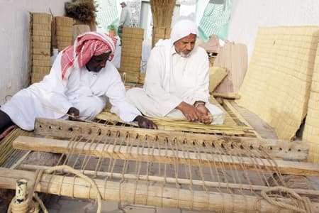 الشيلات والدحة تشعلان القرية التراثية بلوحات وطنية ضد الإرهاب