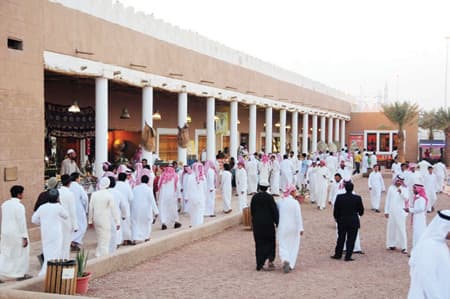 إقبال كبير على السوق الشعبية في جناح حائل