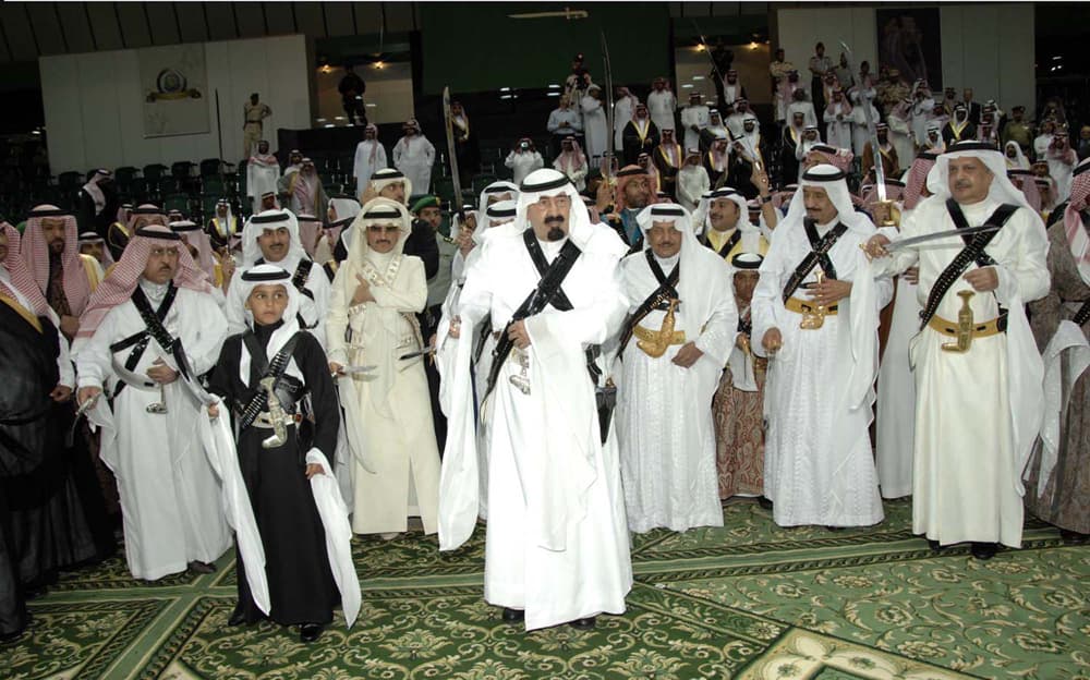 رعى خادم الحرمين الشريفين الملك عبدالله بن عبدالعزيز مساء أمس حفل العرضة السعودية الذي أقامة الحرس الوطني ضمن نشاطات المهرجان ال